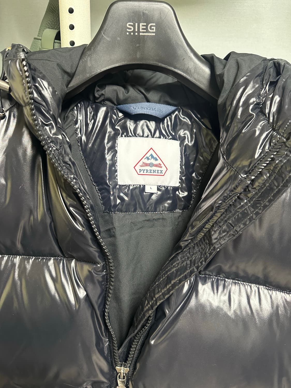 피레넥스 구스다운 유광블랙패딩 L사이즈 1회착 상품이미지5