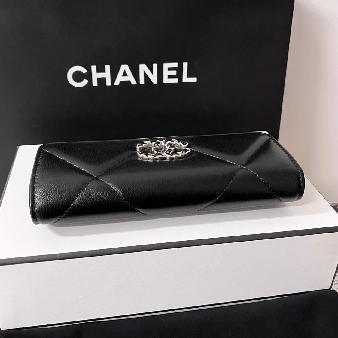 [새상품/풀박스] 샤넬 19램스킨 플랩 중지갑 실버 AP0953 상품이미지8