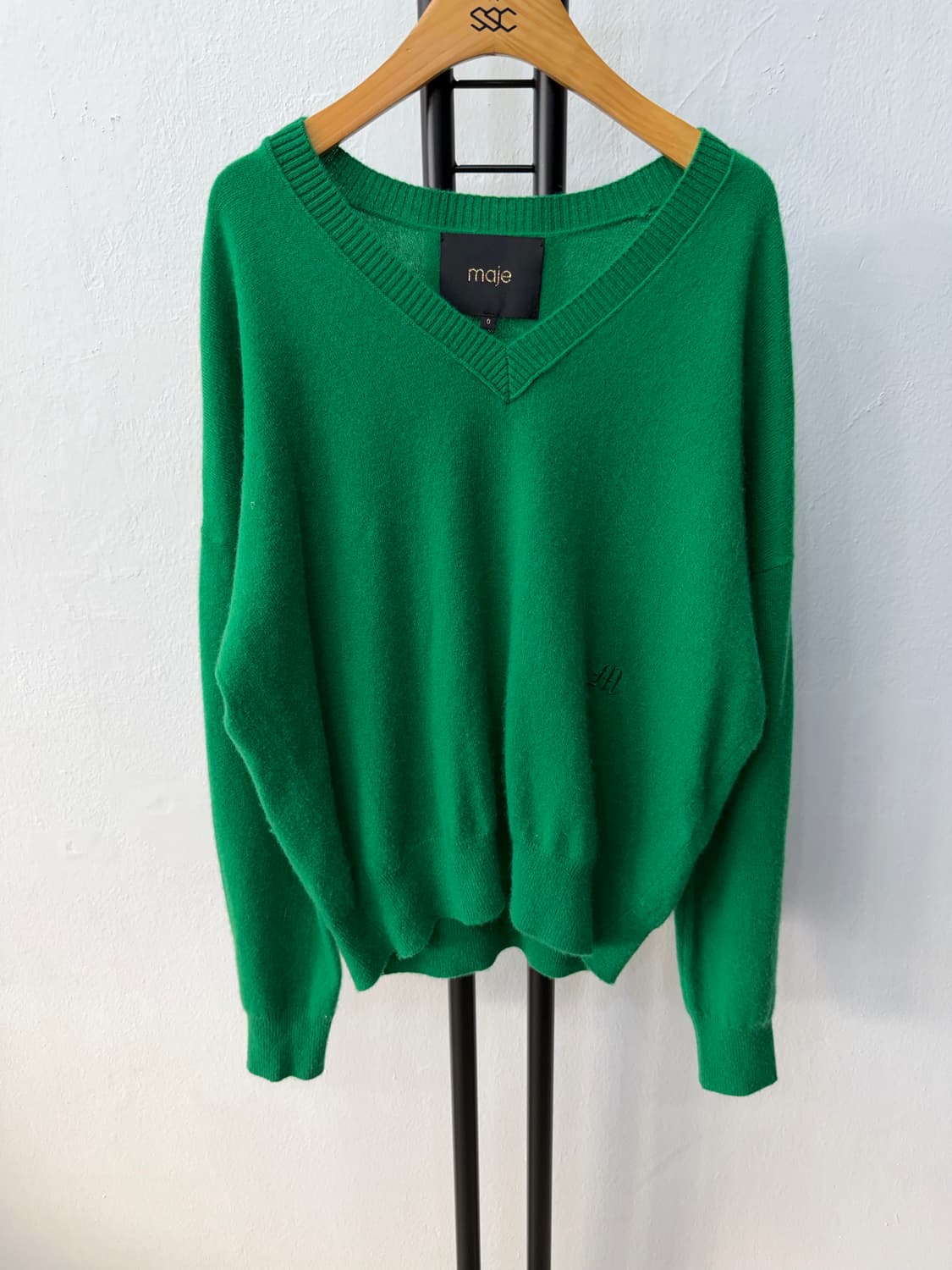 정품) 마쥬 루즈핏 자수로고 캐시미어100 니트 0 상품이미지1