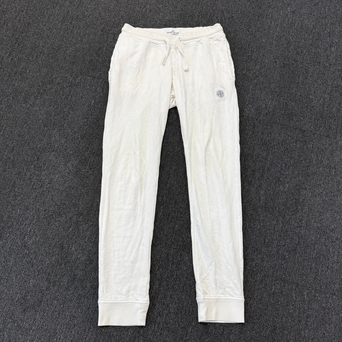 스톤아일랜드 화이트 자수패치 조거팬츠 상품이미지1