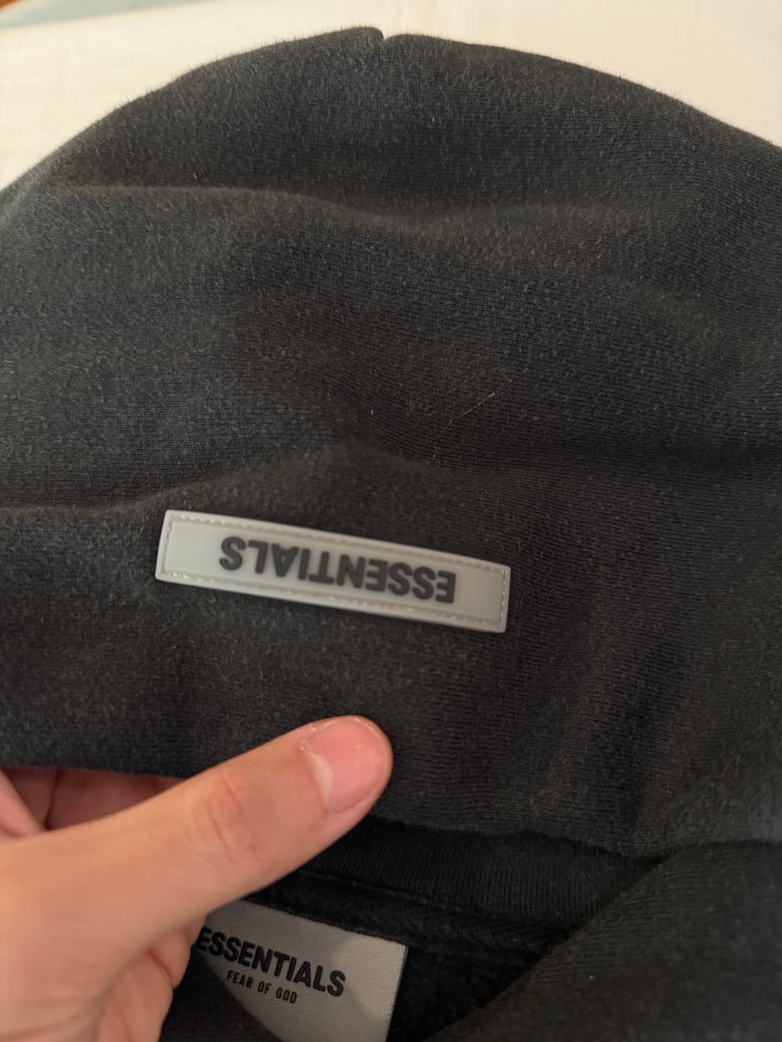 에센셜 피어오브갓 실리콘 로고 후드티 블랙 상품이미지4