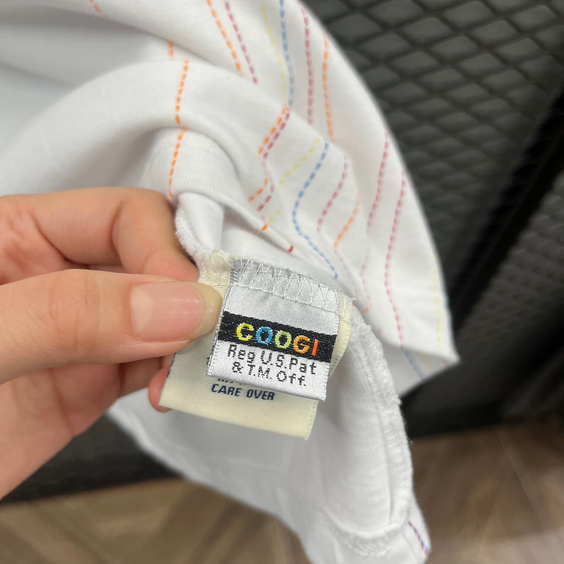 COOGI 쿠지 반팔 티셔츠 화이트 스티치 자수 로고 디테일 상품이미지9