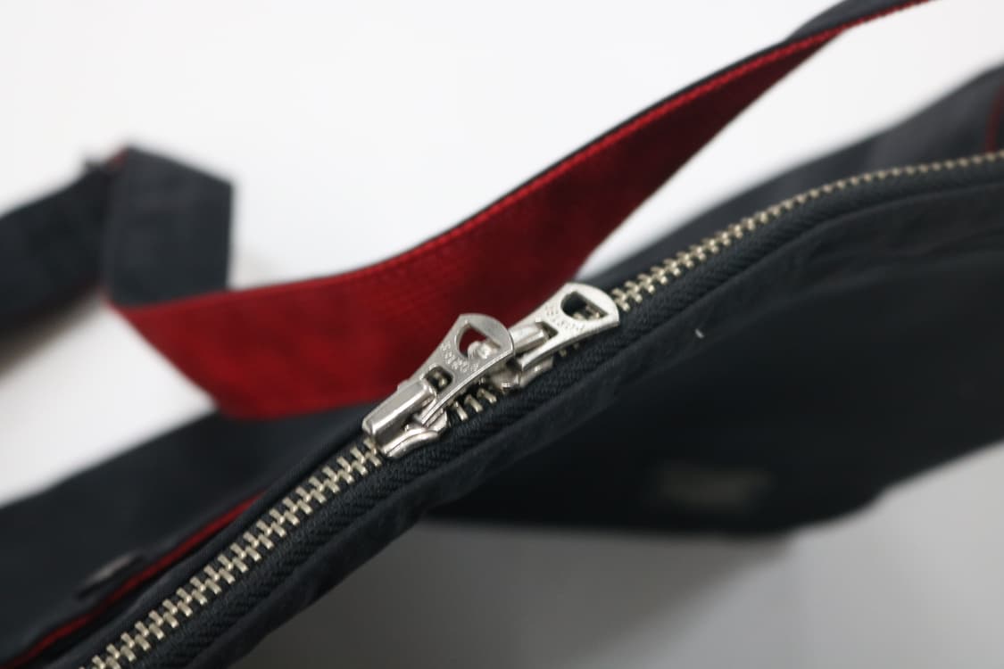 포터 x ILS 콜라보 엘카스 블랙 & 레드 숄더백 상품이미지6