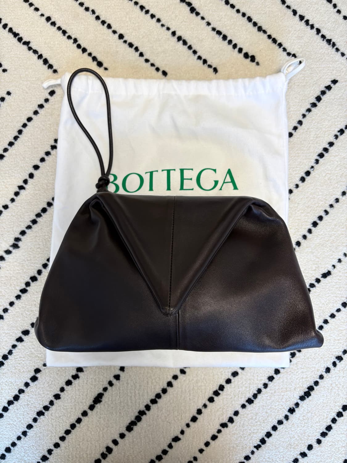 보테가베네타 트라이앵글 클러치백 상품이미지1