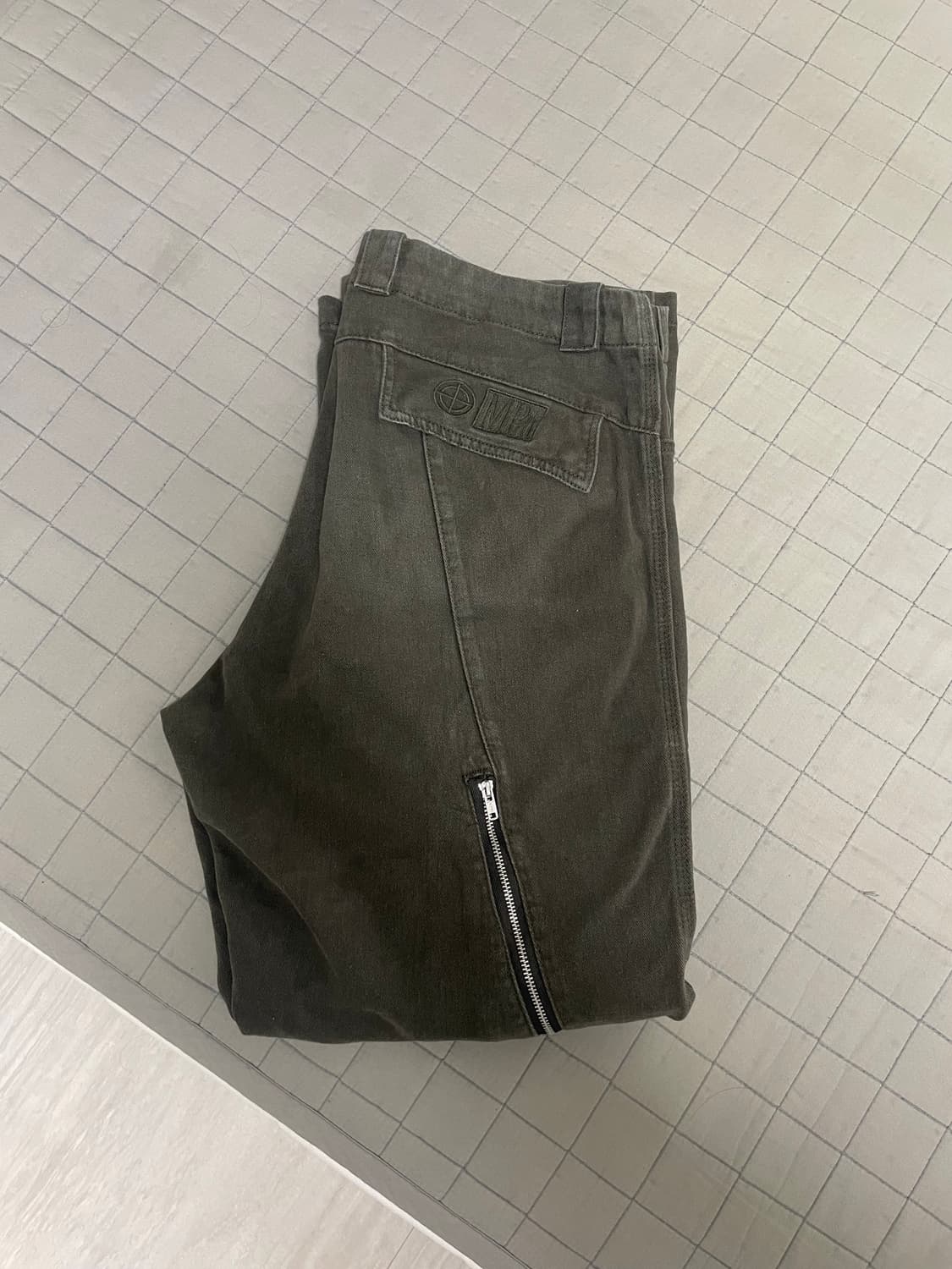 [L]플라스틱프로덕트 지퍼 팬츠 카키 mpa 상품이미지2