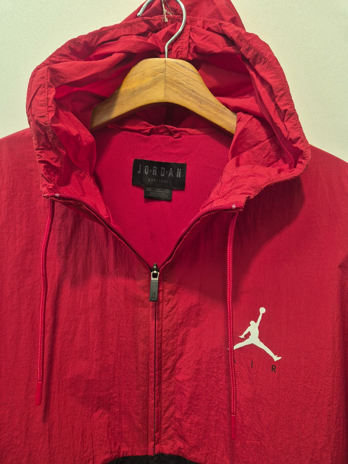조던 AIR 후드 바람막이 자켓  3XL
빨간색과 검은색 투톤으로 디자인 상품이미지2