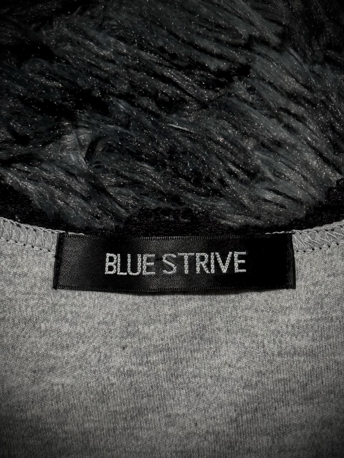 BLUE STRIVE 걸프린팅 레이스 레터링 자수 그레이 슬리브리스  상품이미지9