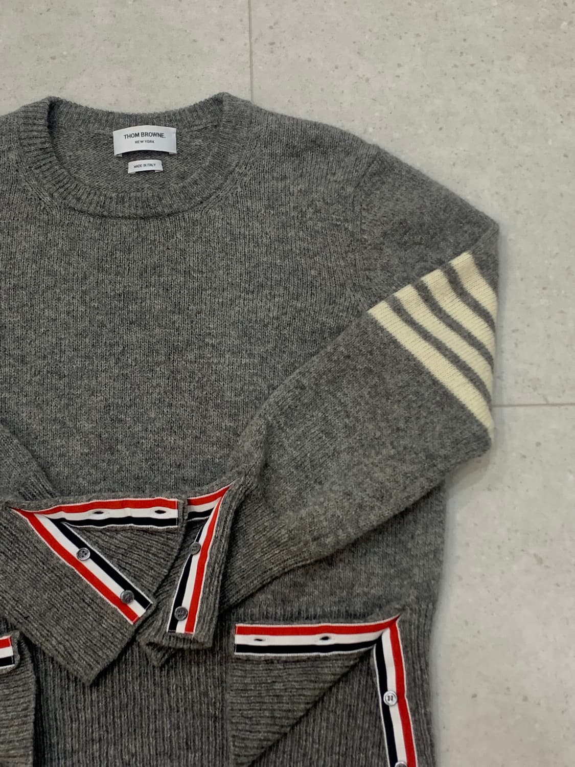 [4] 톰브라운 셰틀랜드 크롭 니트 그레이 상품이미지3