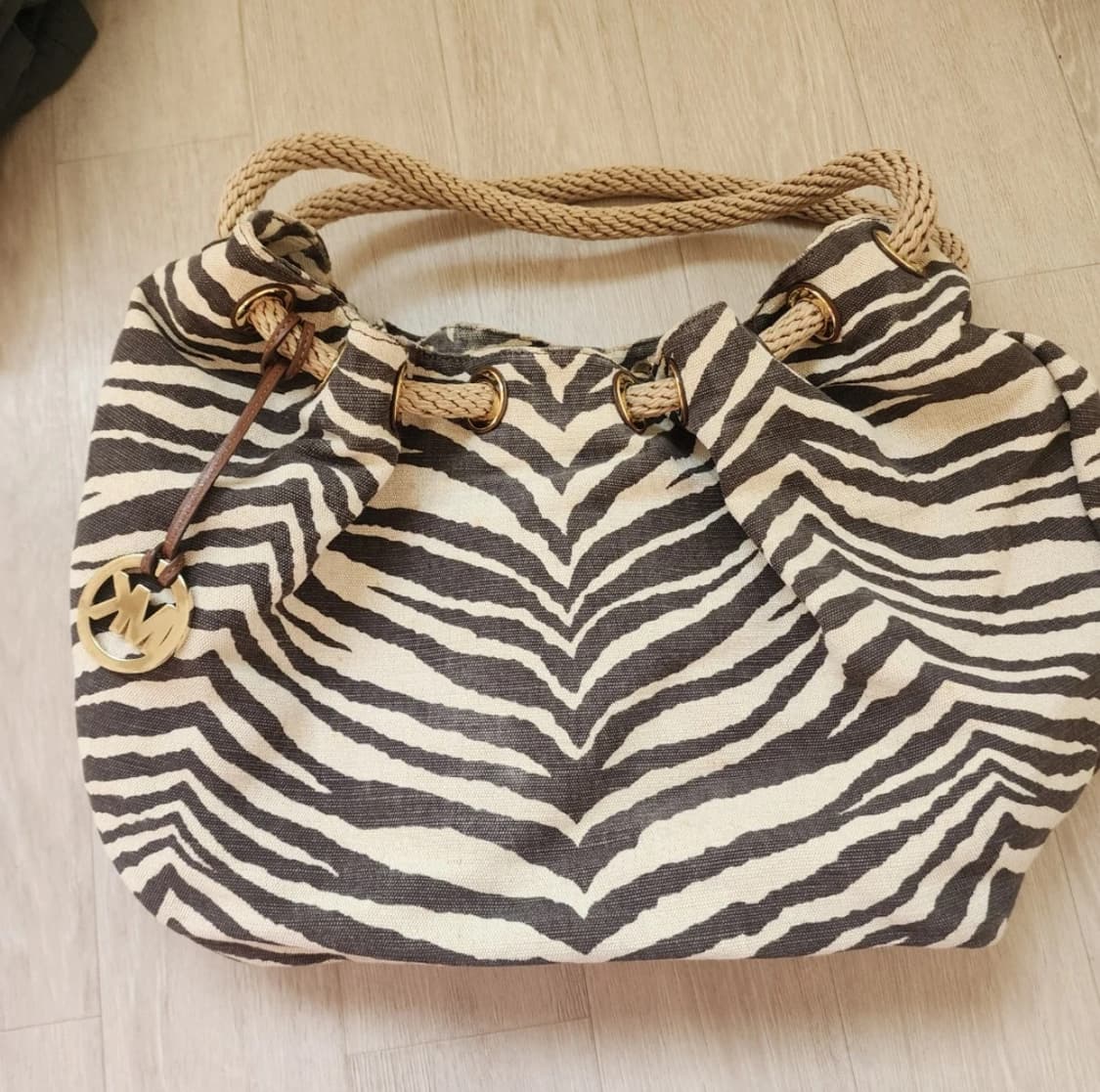 Michael kors 마이클코어스 지브라 패턴 호보백 상품이미지2