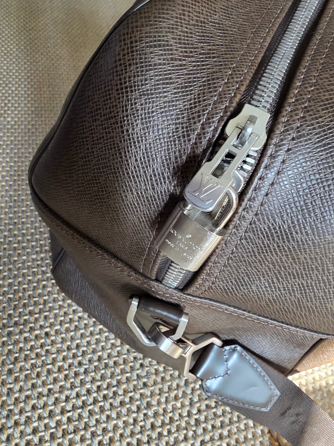 신품급 루이비통 클래식 타이가 통가죽 켄탈 키폴 보스턴백 상품이미지5