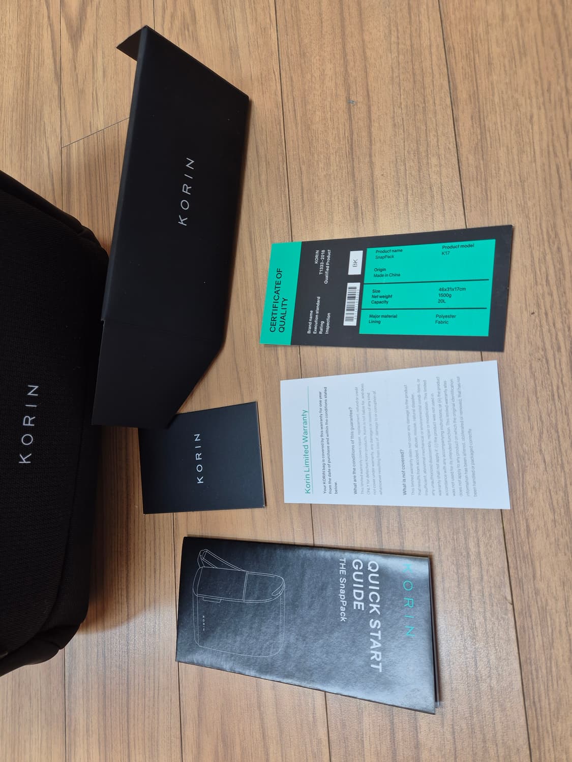 코린 블랙 백팩입니다. 무난한 디자인이라 어느 옷에나 잘 어울립니다. 가 상품이미지10