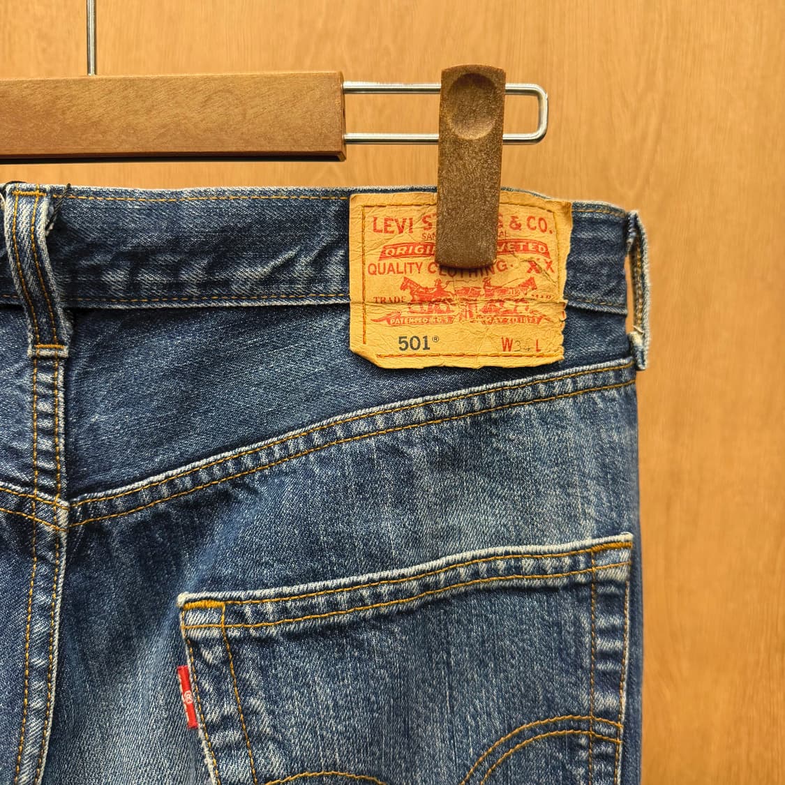 리바이스 501 워싱 데님 팬츠 레드 탭 디테일 레귤러 스트레이트핏 중청 상품이미지6
