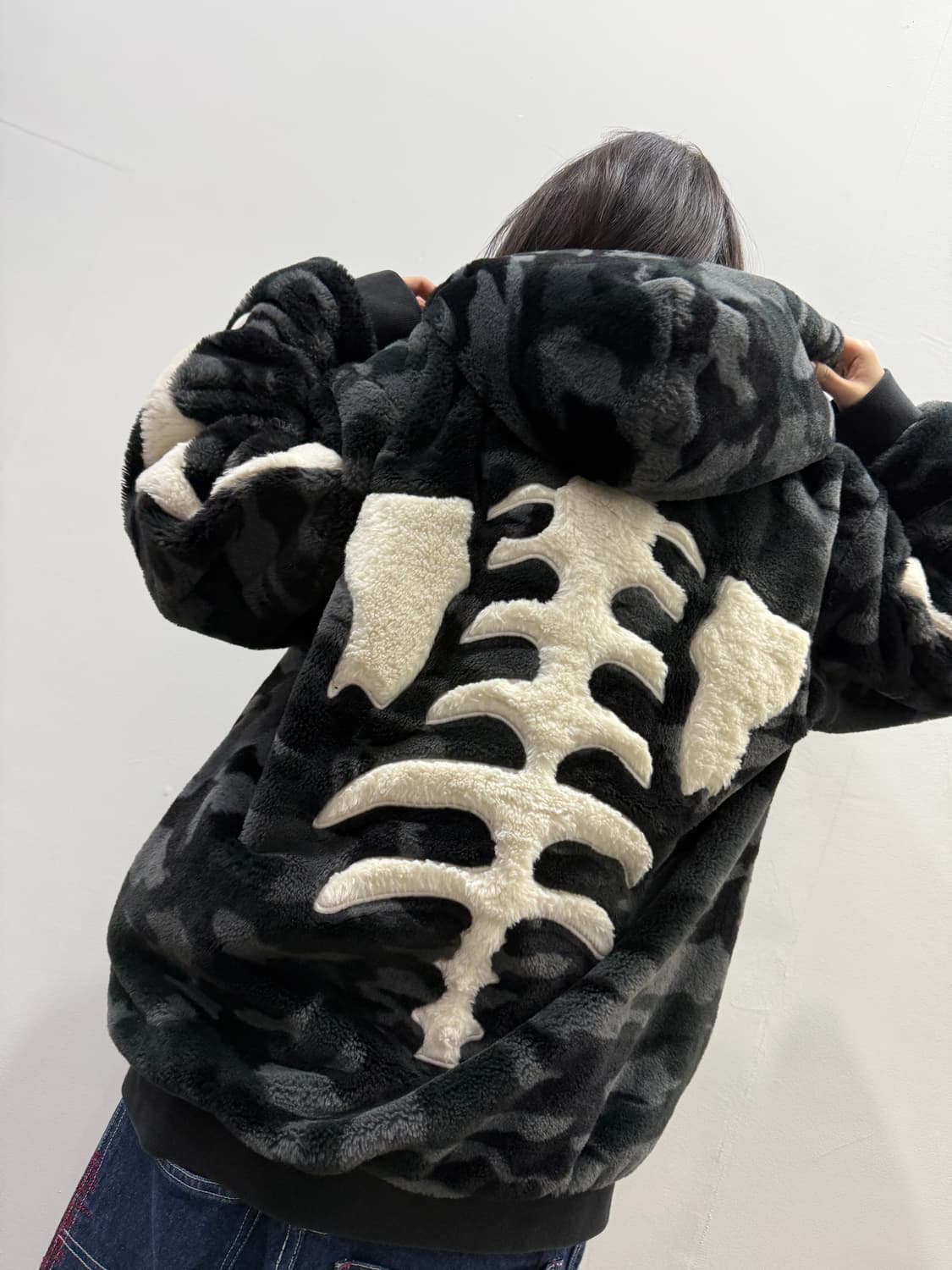 밴슨 오버핏 본 디테일 퍼 후드집업 상품이미지1