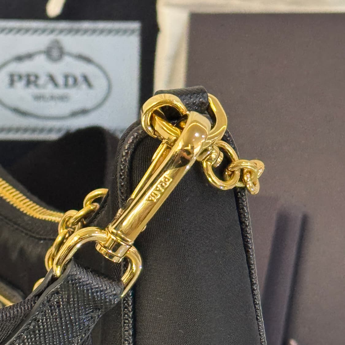 [새상품급/풀구성] 프라다 리에디션 2005 테수토 호보백 블랙 골드 상품이미지10