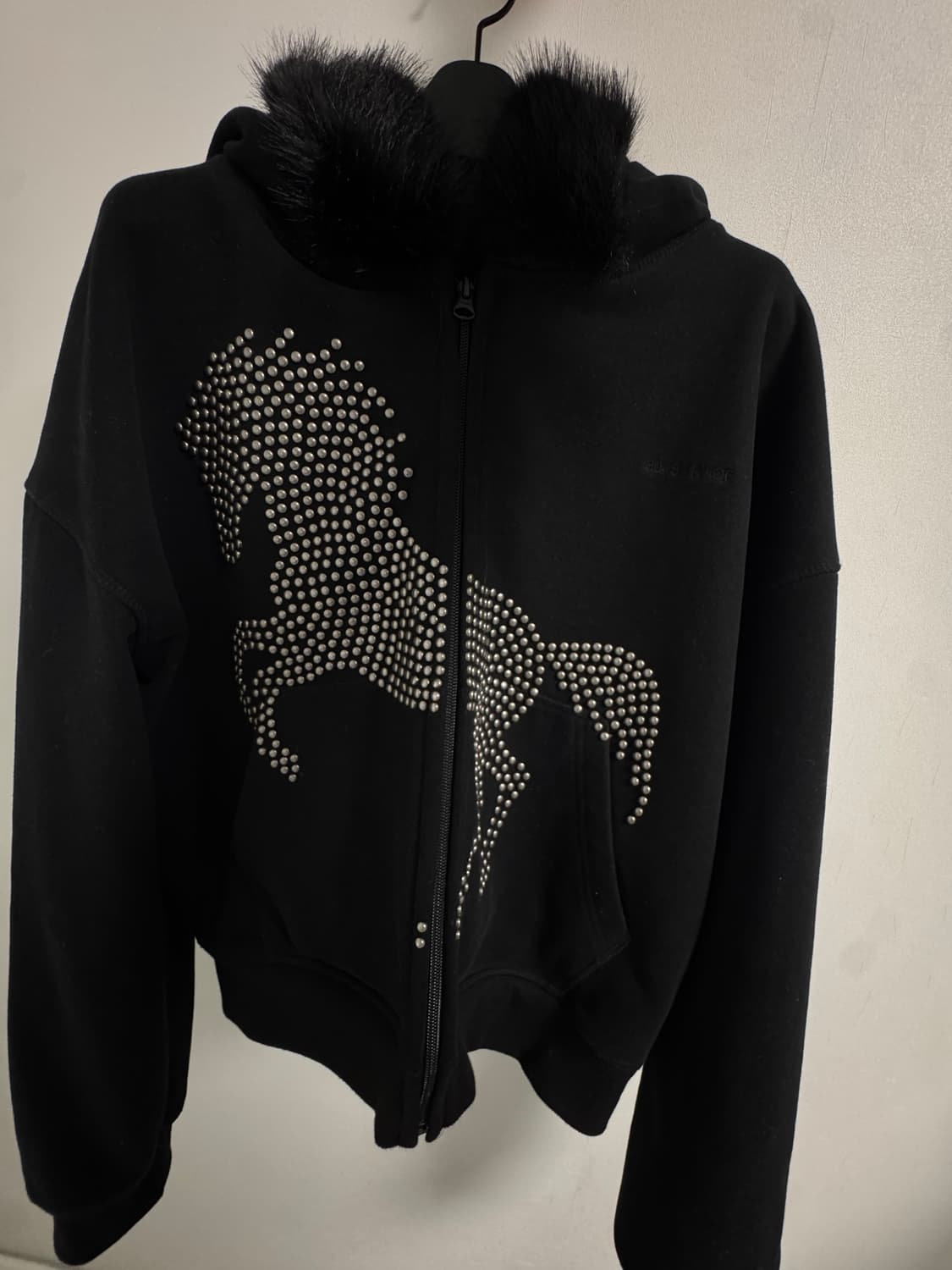 604 service STUDDED FAUX FUR HOODIE 상품이미지2