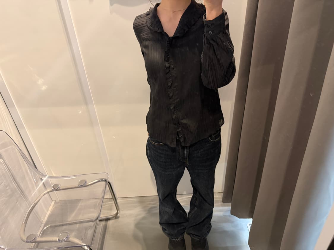 꼼사이즘 롱슬리브 블라우스 프릴 하이넥 스트라이프 패턴 디테일 블랙 상품이미지3