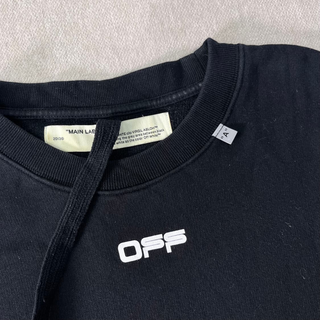 100 오프화이트 웨이비라인 블랙 맨투맨 상품이미지3