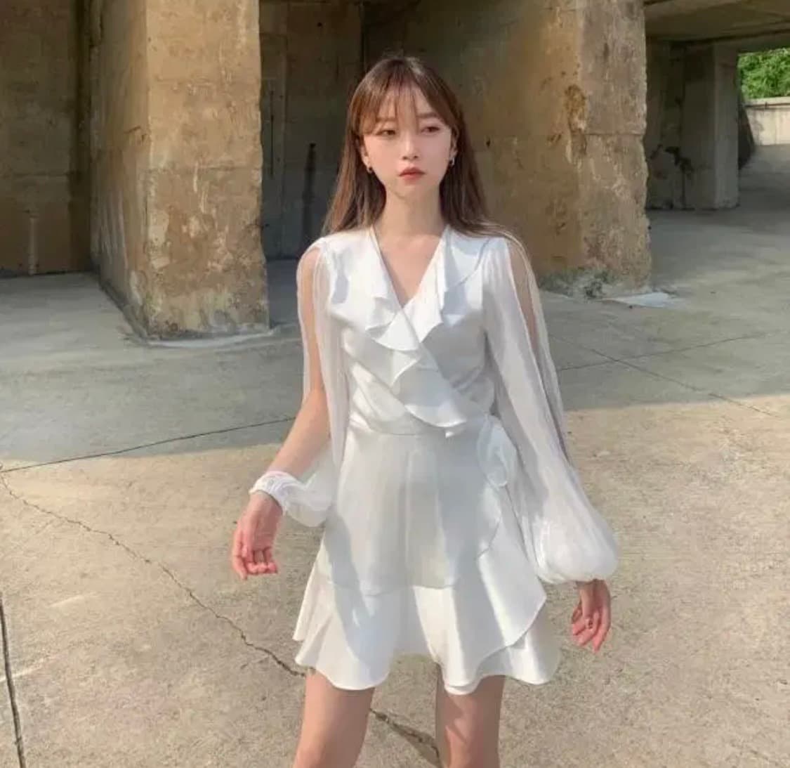 (새상품) 라뇨 체리퀴리 프릴 랩 새틴 화이트 원피스 사이즈 1 상품이미지4