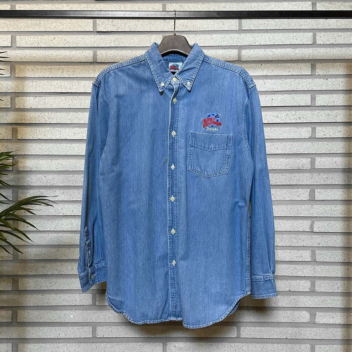 플래닛 할리우드 데님 긴팔셔츠 레터링 자수 원포켓 디테일 중청 상품이미지2