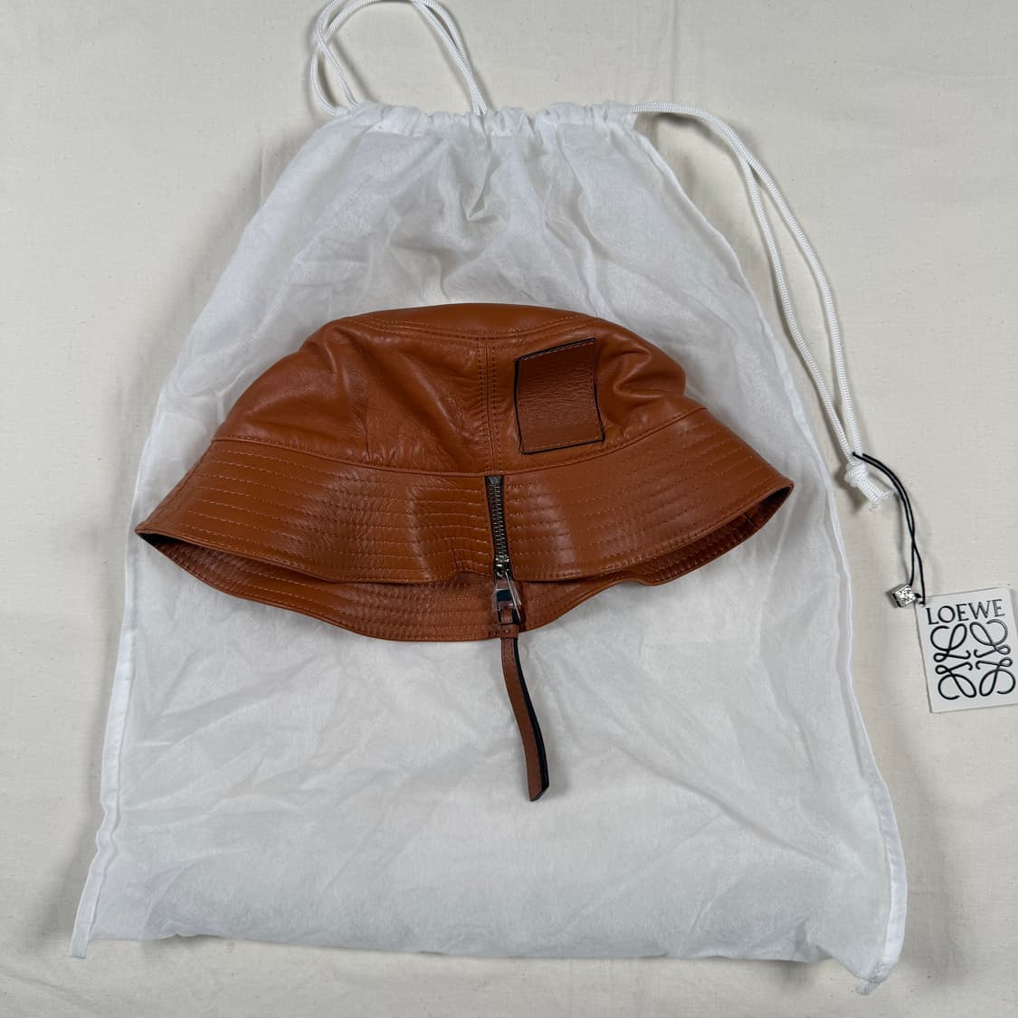 로에베 아나그램 로고패치 피셔맨 나파 가죽 레더 버킷햇 벙거지 모자 상품이미지1