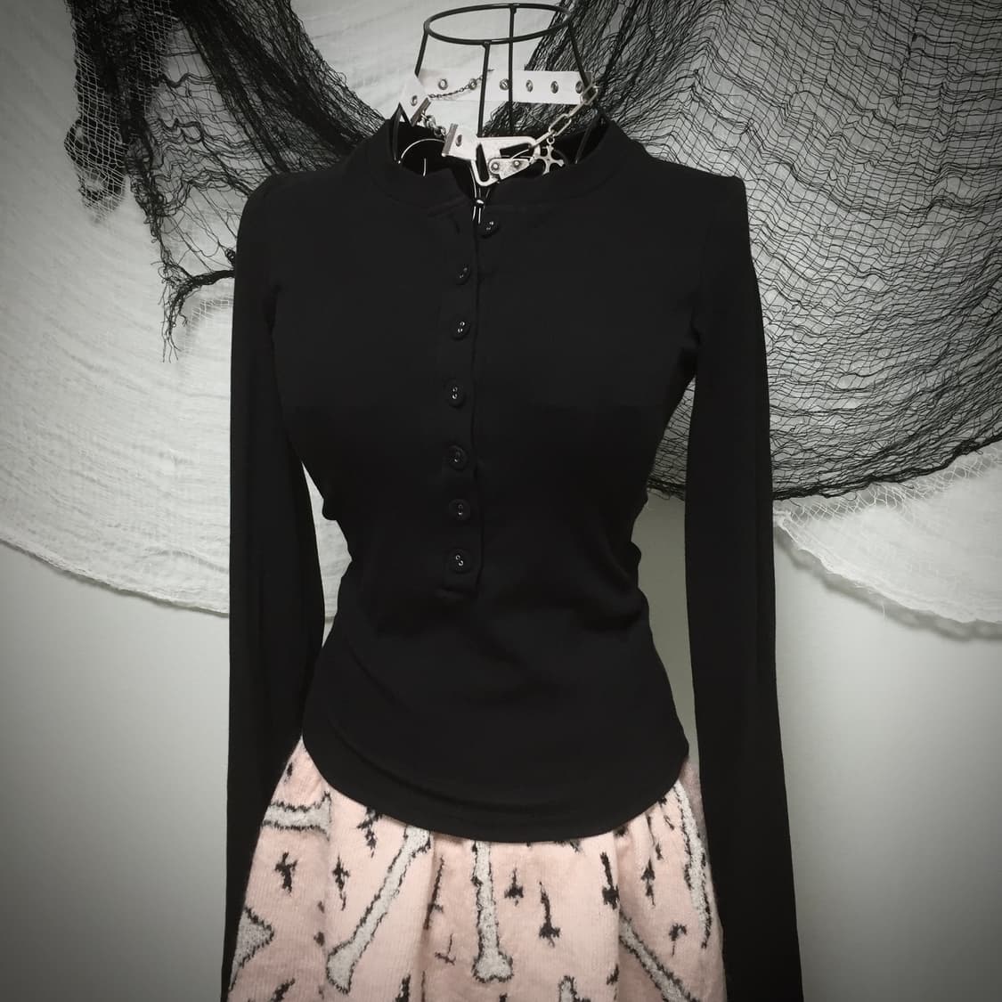 Black button detail slim T 상품이미지2