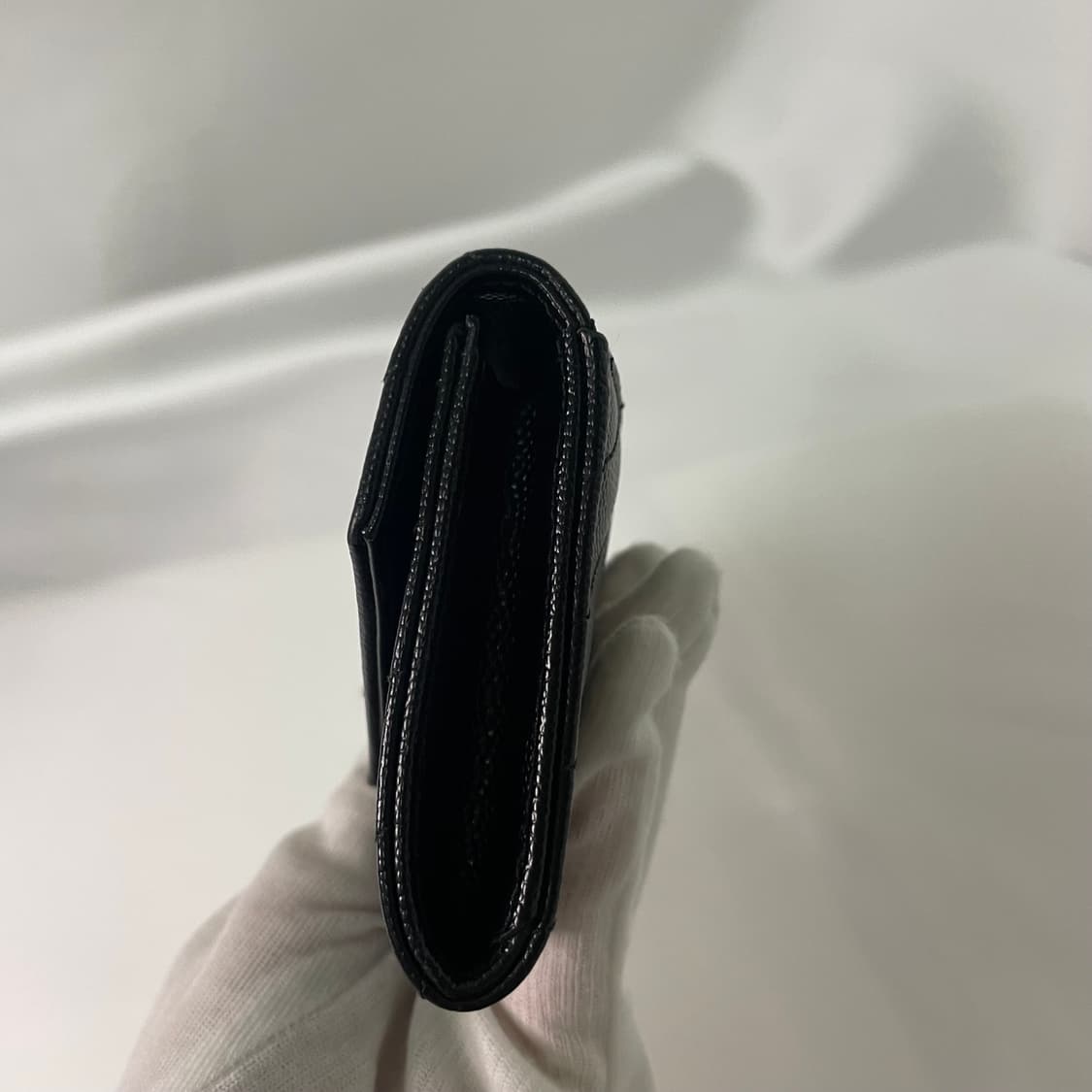 생로랑 마틀라세 플랩 카드지갑 블랙/금장 상품이미지5