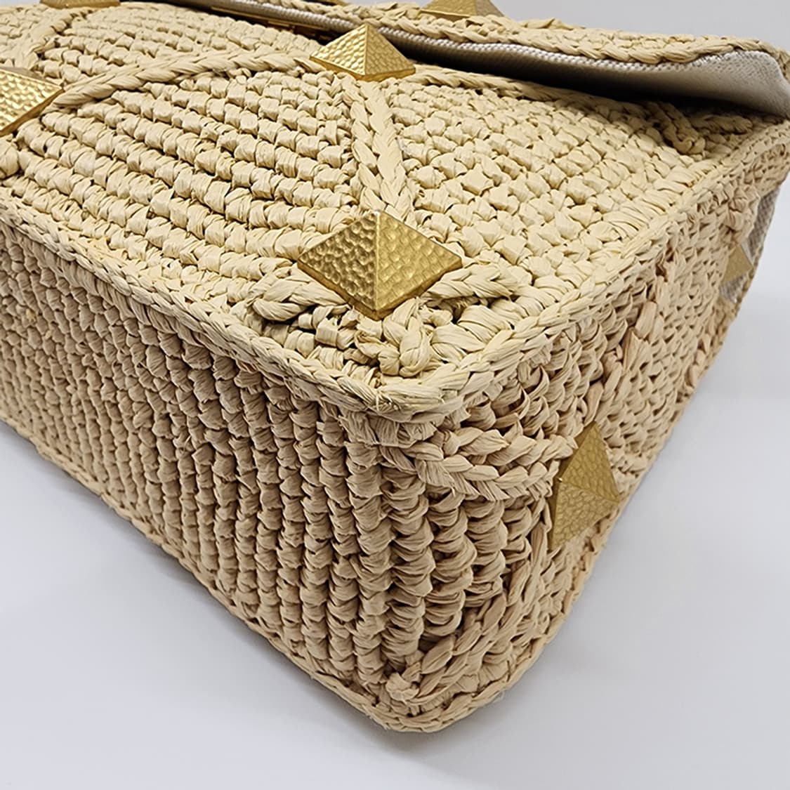 발렌티노 로만스터드 라피아 숄더백 상품이미지5