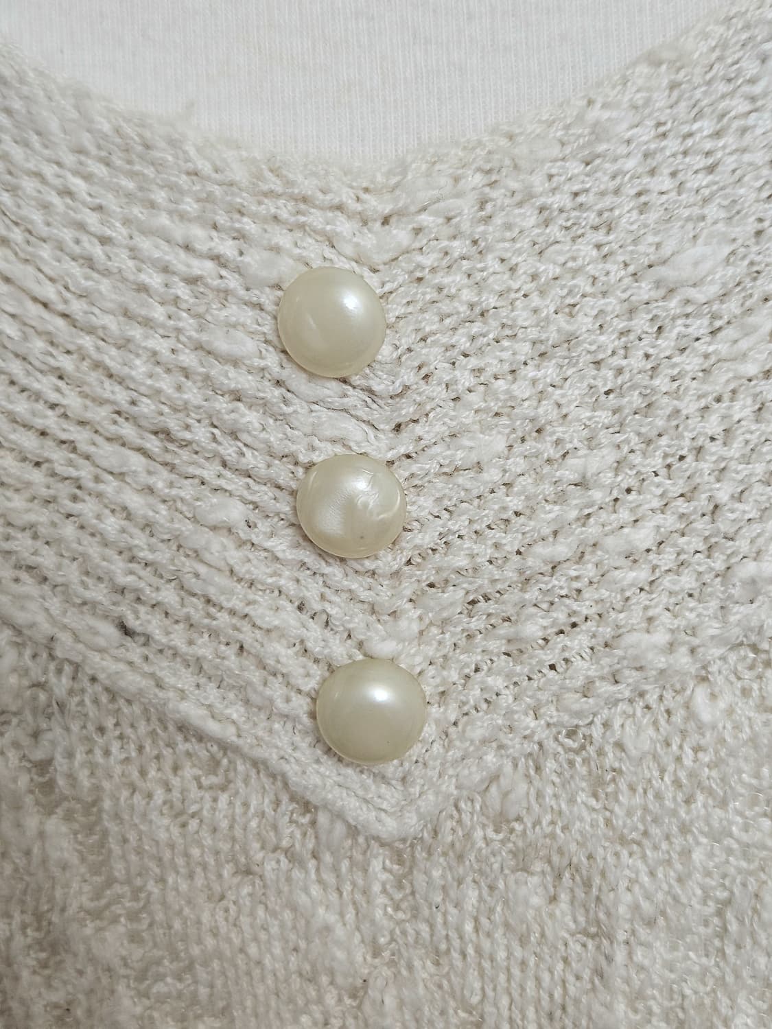 아이보리 모리 단추 레이어드용 브이넥 니트 상품이미지4