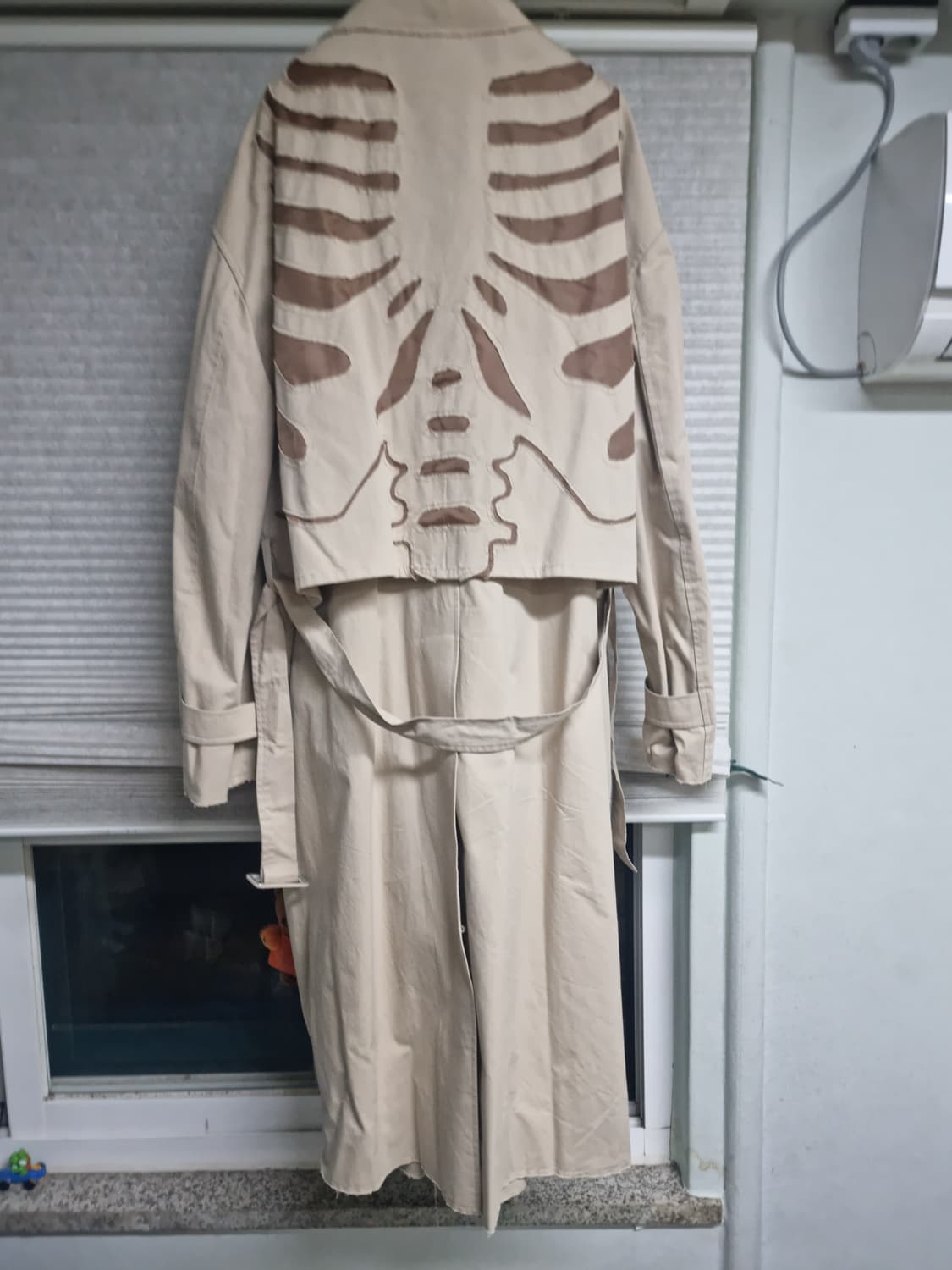 써저리 본 커팅 트렌치 코트 베이지 상품이미지2