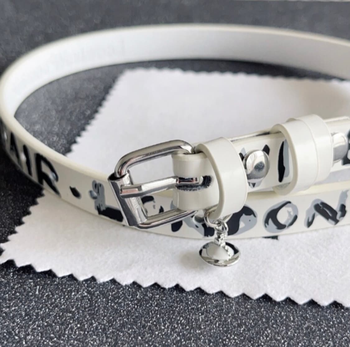 비비안웨스트우드 아카이브 레터링 orb 팬던트 화이트레더 초커 상품이미지3