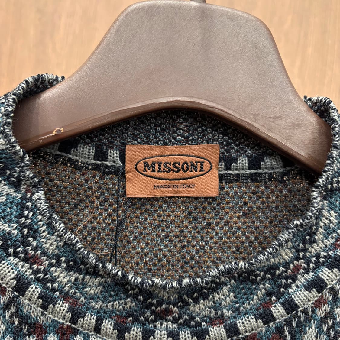 미쏘니 라운드넥 긴팔 니트 자카드 아트워크 패턴 디테일 레귤러핏 차콜 상품이미지6