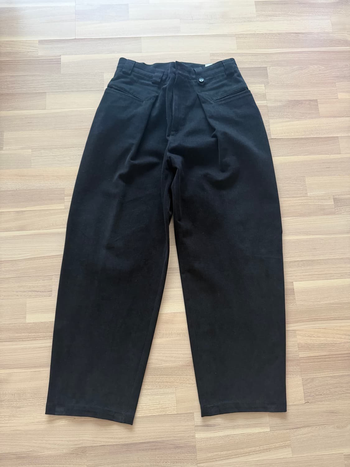 아트이프액츠 포켓 온 턱팬츠 블랙 상품이미지2