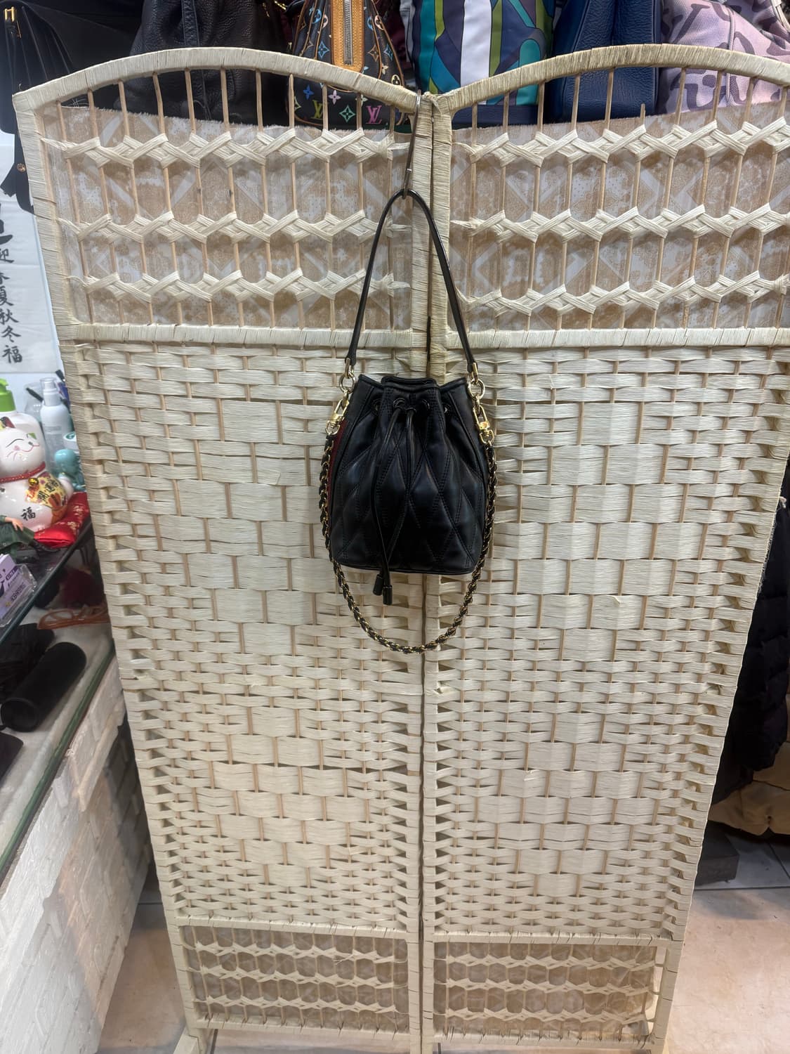 정품 발리 도나에 퀄팅 버킷백 팝니다 상품이미지1