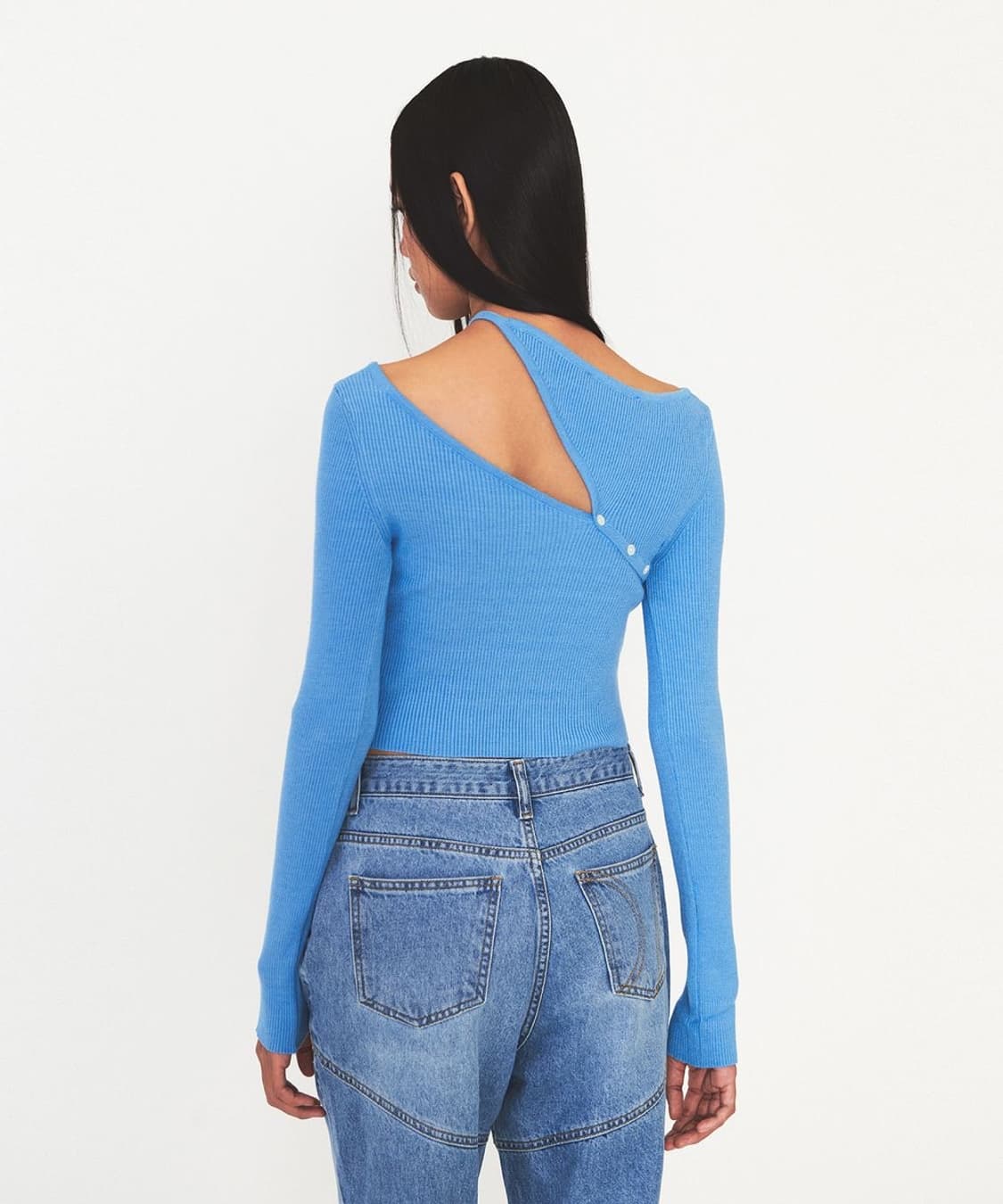 다이애그널 스트랩 버튼 스카이 숄더 트임 크롭 슬림 니트 롱 슬리브 상품이미지6