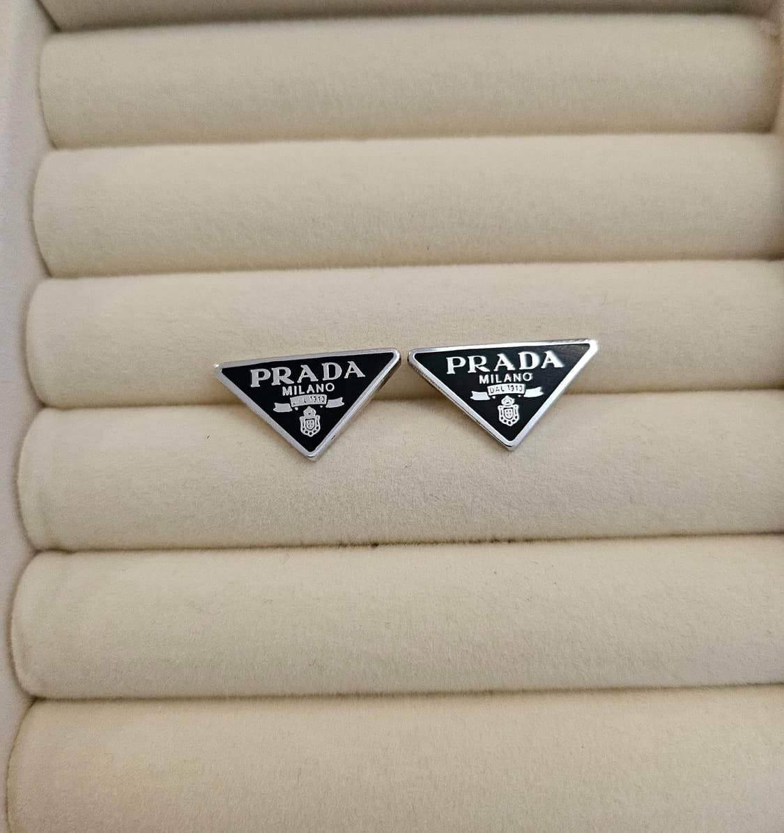 프라다 업사이클링 삼각로고 미니 귀걸이 블랙 상품이미지2