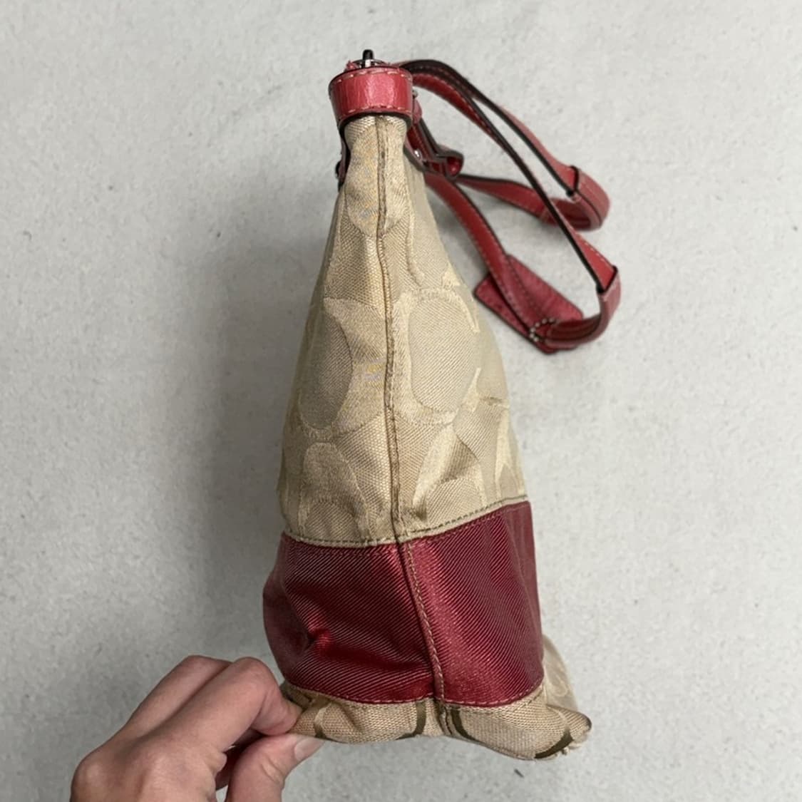 COACH 시그니처 스트라입 레드 토트백 상품이미지4