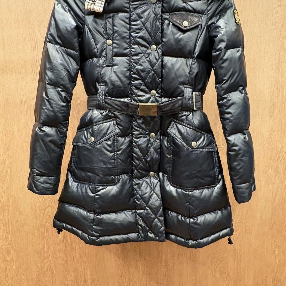 버버리 블루 라벨 퀄팅 패딩 탈부착 후드 골드 버클 벨트 디테일 블랙 상품이미지5