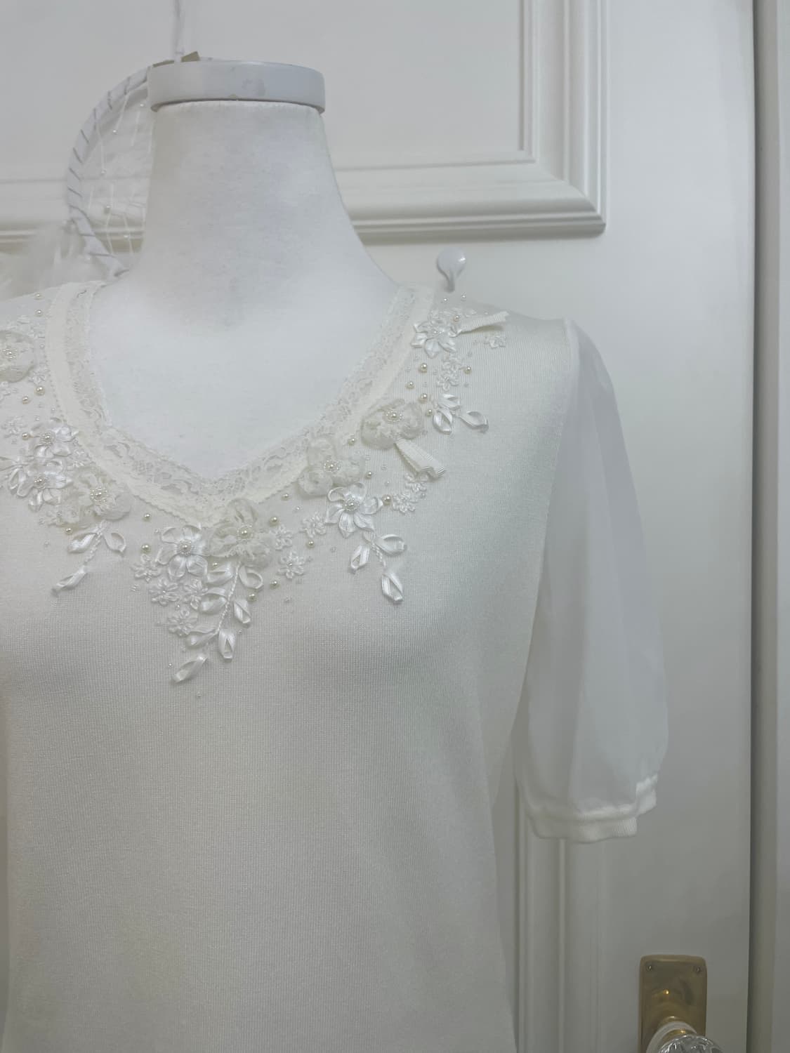white satin flower point summer knit top 상품이미지6