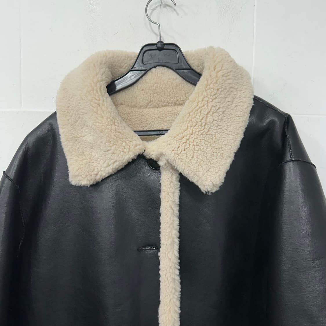 무신사스탠다드 우먼즈 리버시블 비건 레더 시어링 하프 코트 상품이미지2