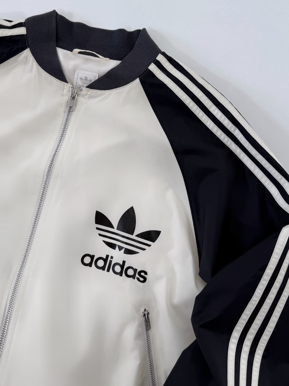 아디다스 루즈핏 흰 검 배색 유로파 로고 나일론 봄버 자켓 상품이미지3