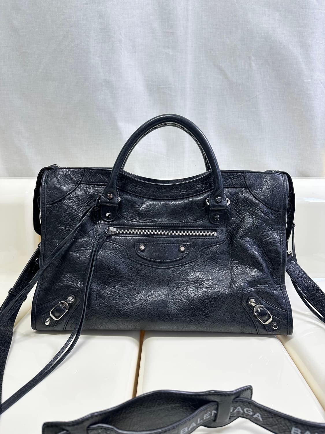 [SA 정품] 발렌시아가 시티 모터백 미디움 블랙 로고스트랩 상품이미지8