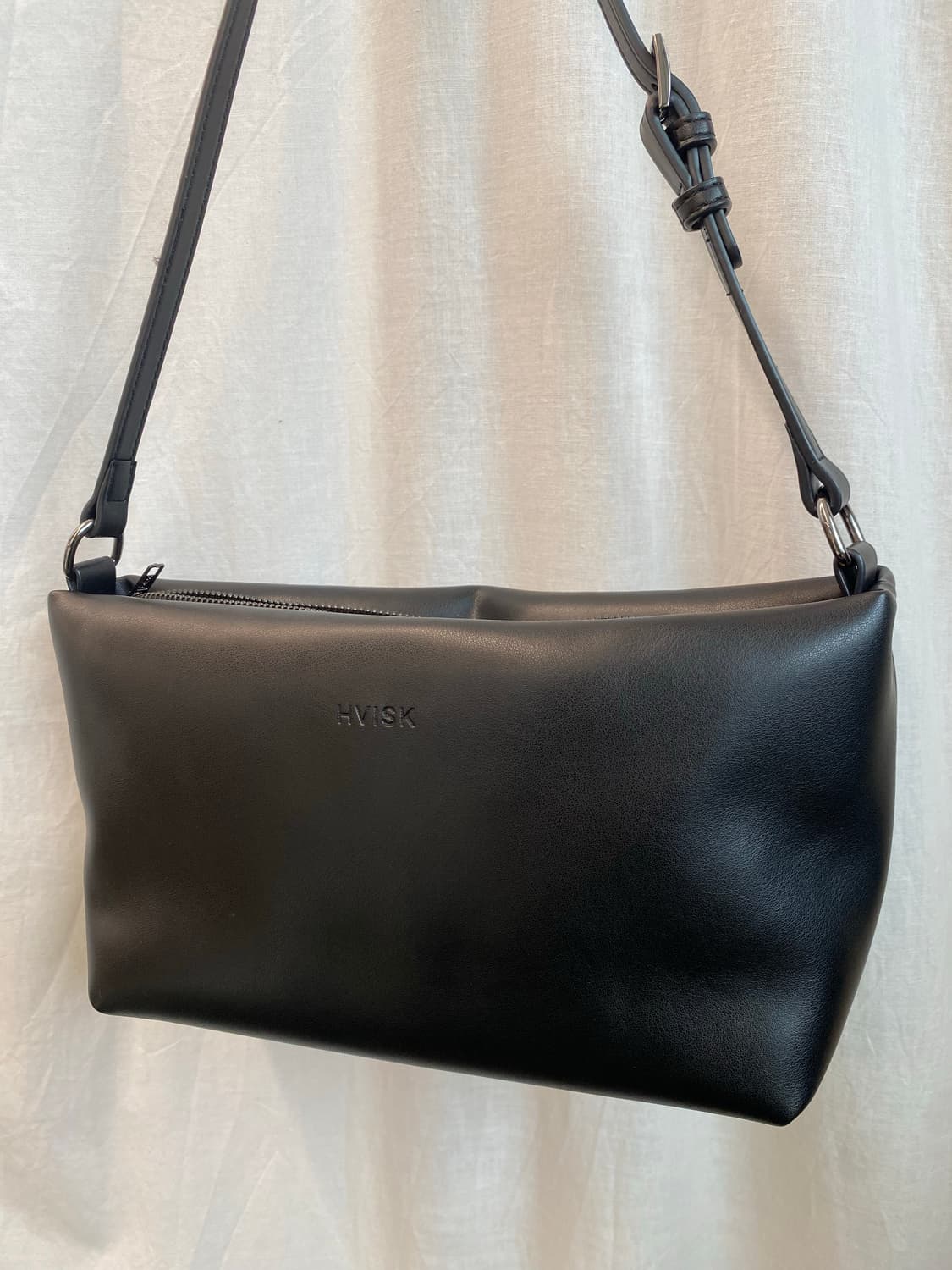 Hvisk 비건레더 블랙 패디드 숄더백 상품이미지3