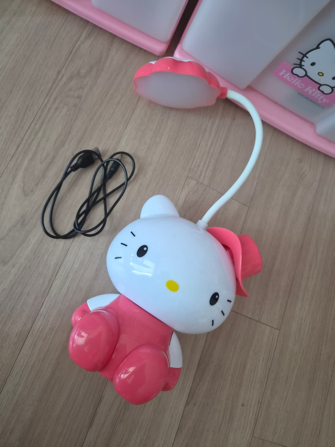 헬로키티 LED 스탠드 조명 + 충전케이블 상품이미지2