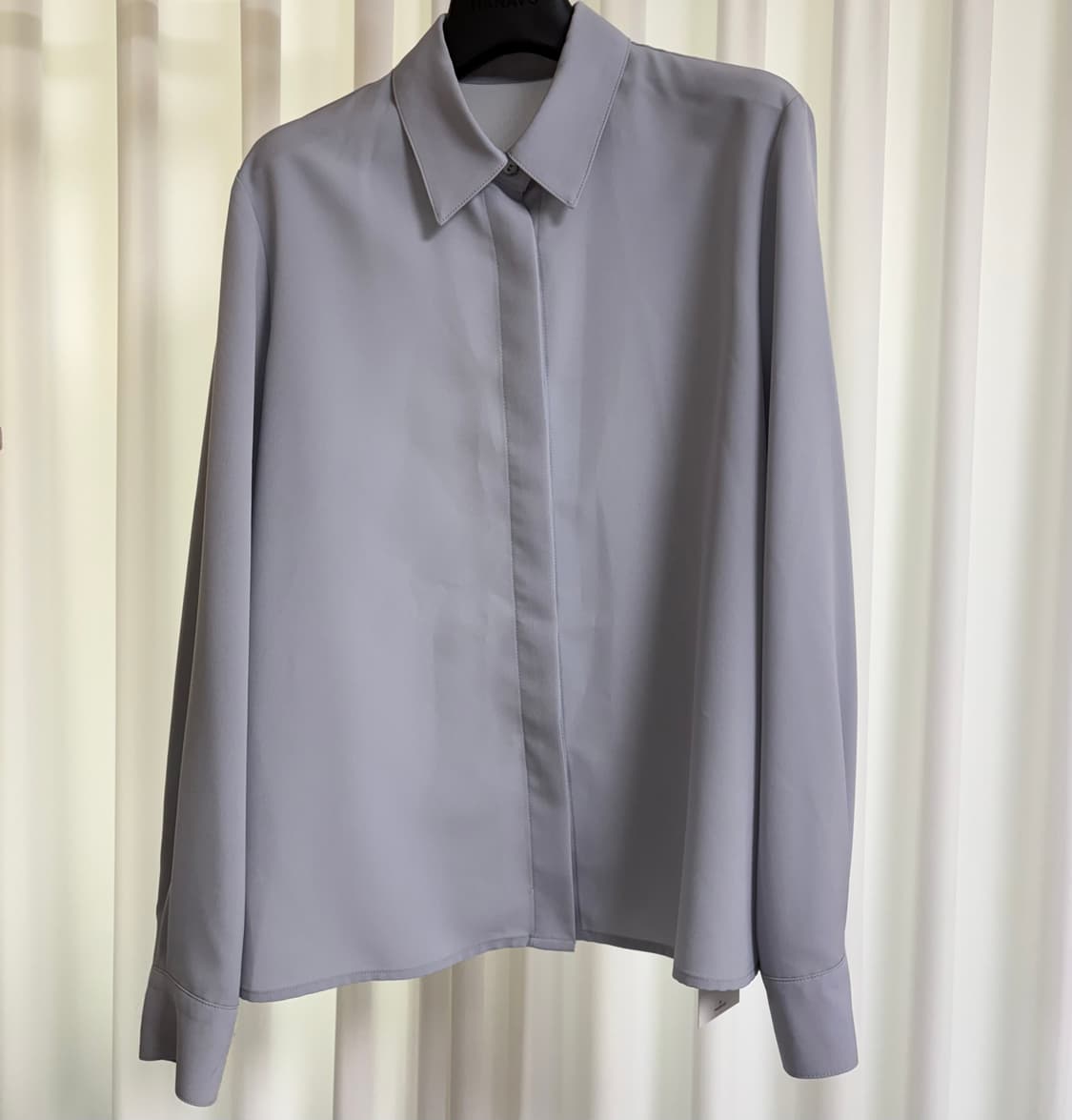 이바나헬싱키 Slim low satin shirt 상품이미지1