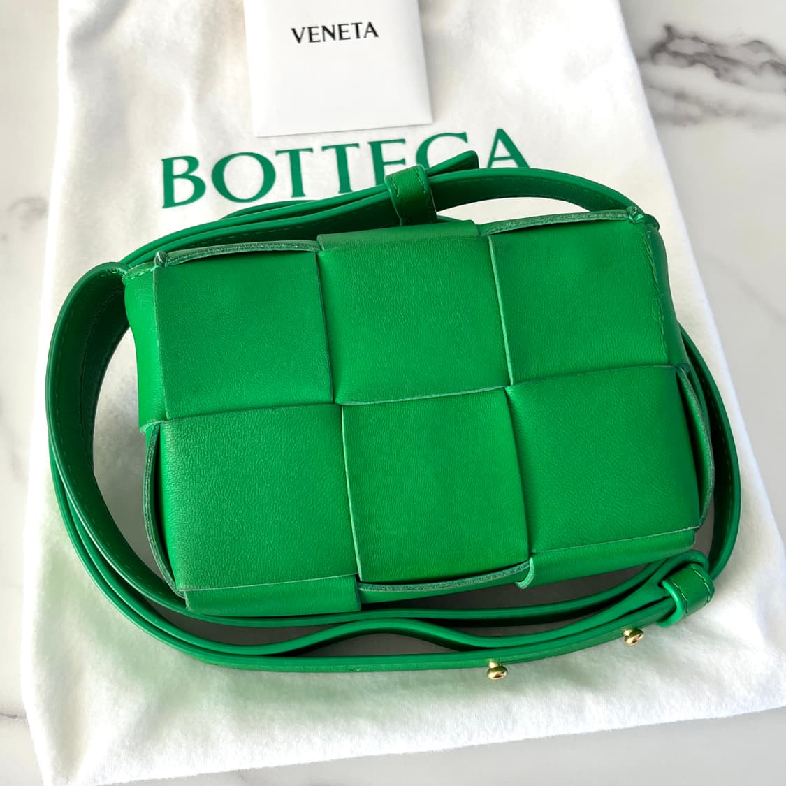 [S급/정품] 보테가베네타 미니 카세트백 레더 그린 크로스백 가방 상품이미지3
