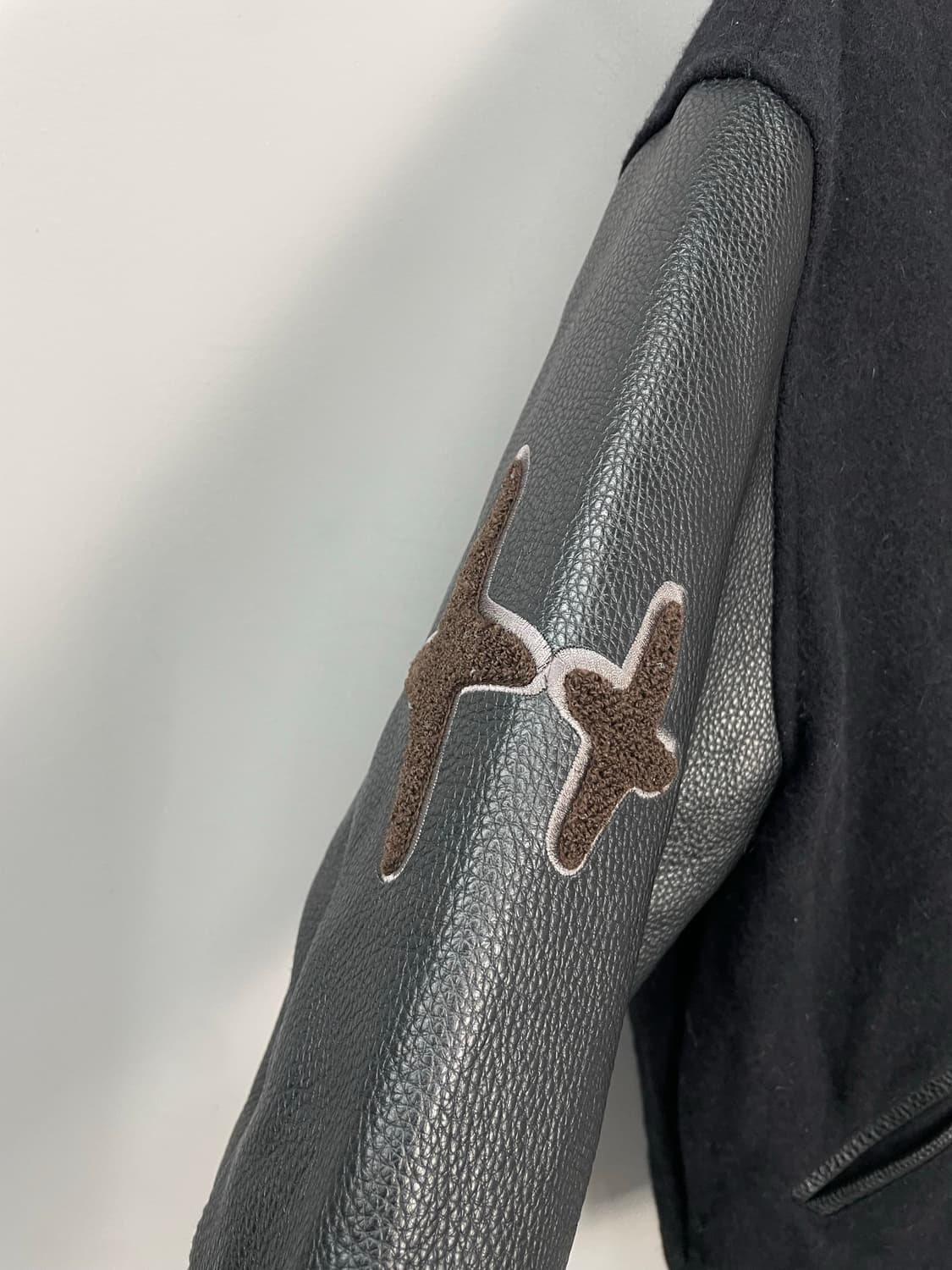 크리처 호텔 블랙 바시티 자켓 H1002 상품이미지5