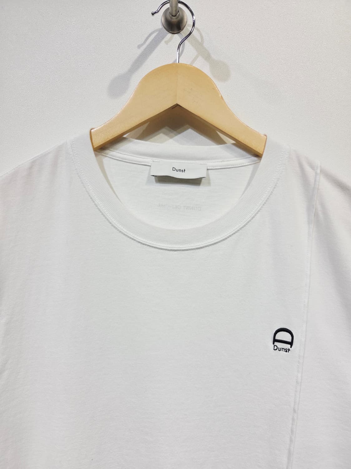 던스트(Dunst) 유니섹스 로고 크리스 반팔 티셔츠 화이트 상품이미지3