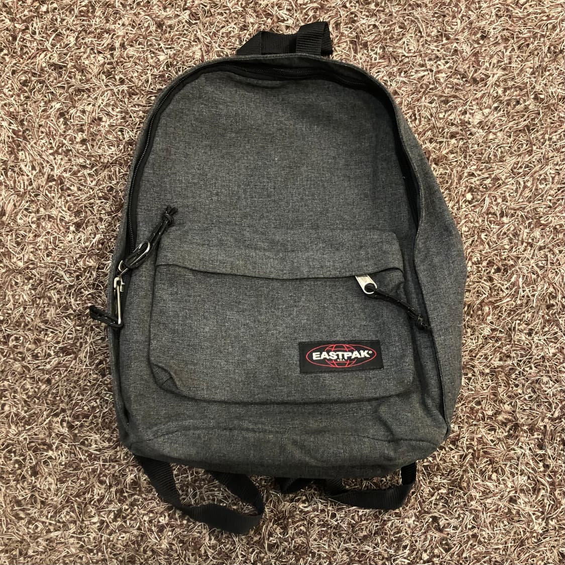 이스트팩 그레이 백팩 상품이미지1