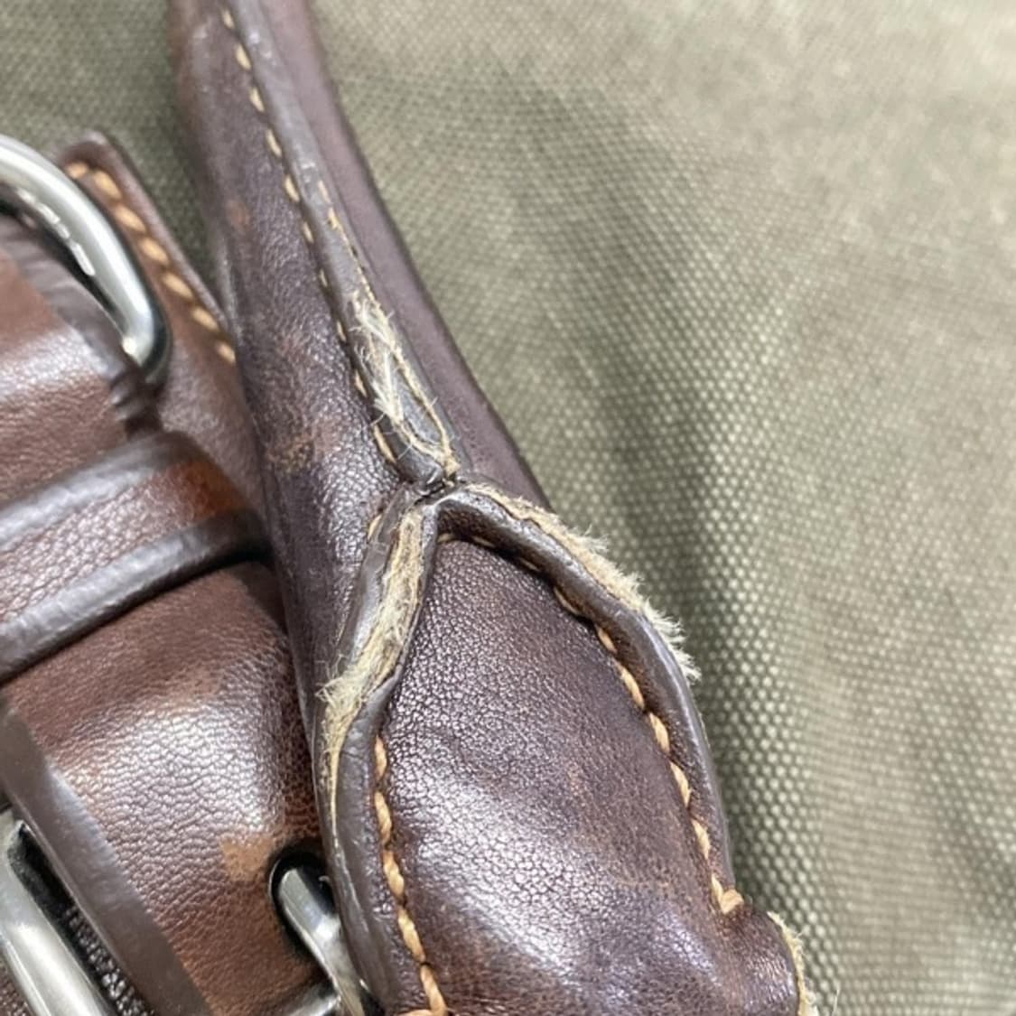 프라다 캔버스 버클 가죽 토트백 상품이미지9