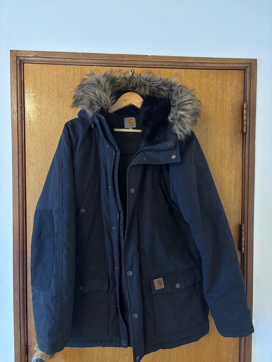 칼하트 블랙 후드 트래퍼 파카 상품이미지1